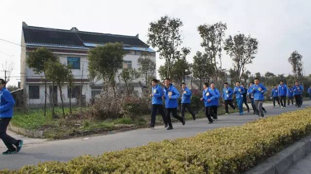 橡塑保温质料厂家销售员奔跑中